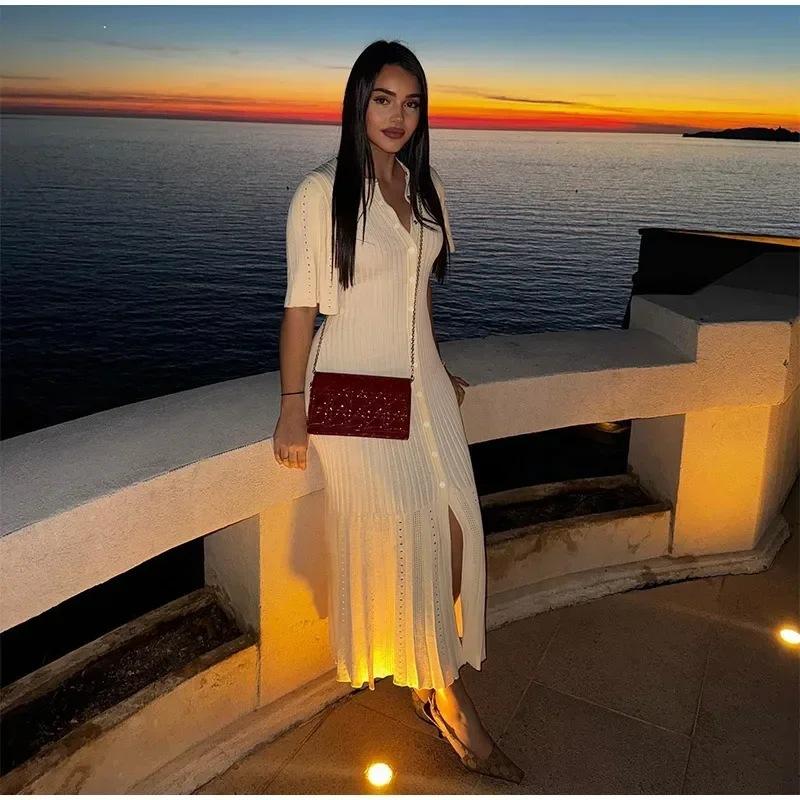 Вязаное однотонное платье с короткими рукавами, круглым вырезом, однобортное, с набедренными карманами, с высокой талией