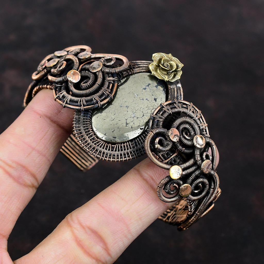 Пиритовый медный браслет Ювелирные изделия из медной проволоки Регулируемый браслет Ручной работы Браслет-манжета из драгоценного камня Браслет-манжета из проволочной обмотки Браслет-манжета с цветком
