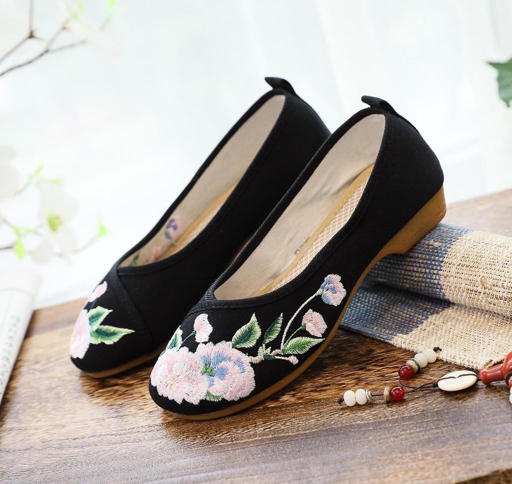 Женские туфли в этническом стиле из вышитой ткани с подошвой из коровьей кожи, низким каблуком и неглубоким носом — идеальный вариант для весны и осени.