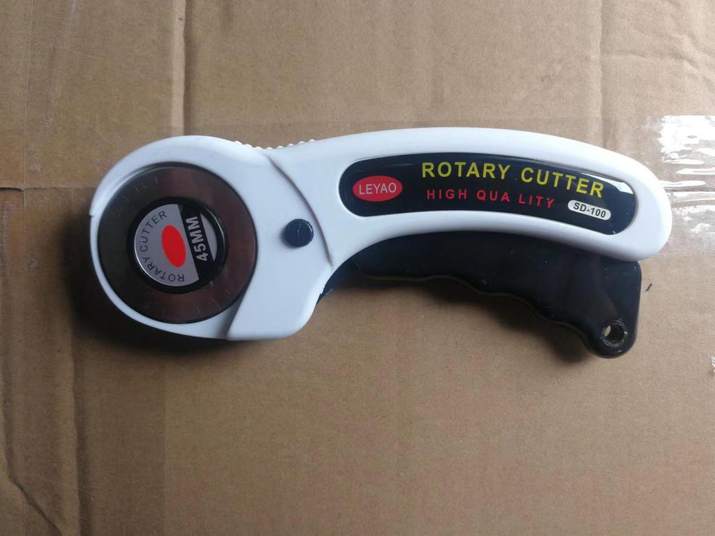 45-миллиметровый ротационный нож для резки ткани и кожи с ручкой