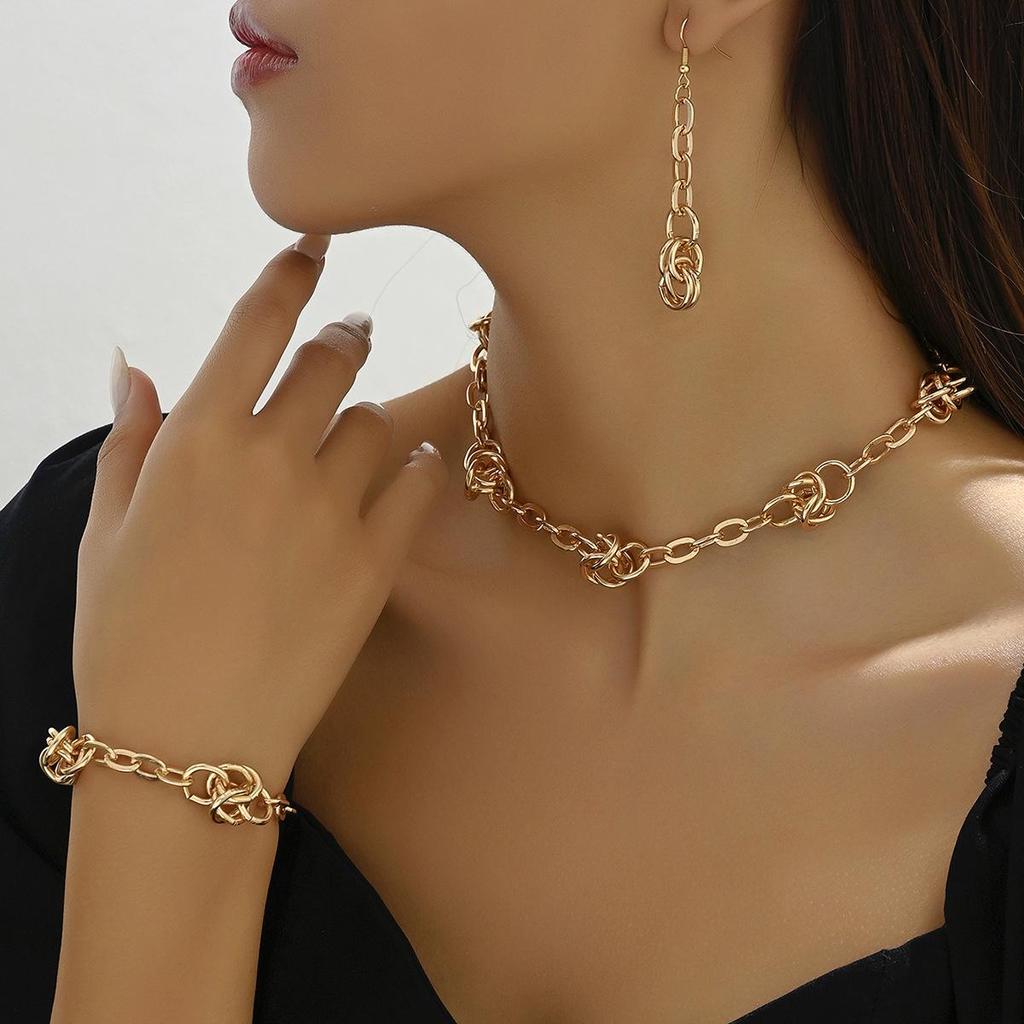 Изысканное золотое металлическое колье-чокер: Элегантный набор украшений на шею с подходящим браслетом и серьгами.