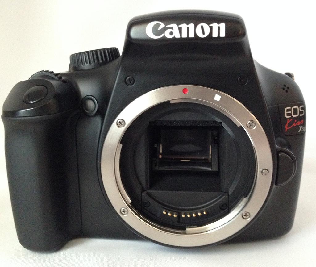 Canon Цифровая зеркальная камера EOS Kiss X50 с объективом IS II, в комплект входит черный EF-S18-55mm F3.5-5.6 KISSX50BK-1855IS2LK
