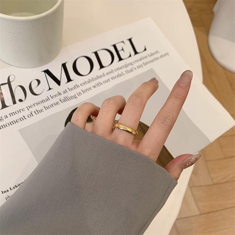 Ретро-модное кольцо из 18-каратного золота с зелеными и белыми бриллиантами неправильной формы