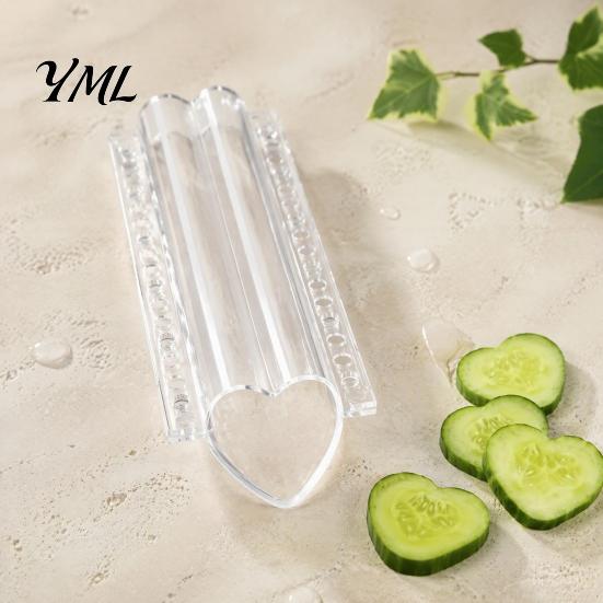 Hard Plastic Plant Shaper Cucumber Growing Mold, Heart Shaped, Clear Vegetable Fruit Shaping Tool Reusable Mold for Zucchini Molds Farm