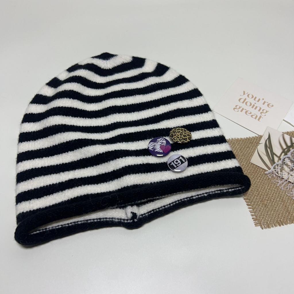 Autumn and winter new striped badge knitted hat big head circumference stacking hat versatile warm wool hat cold hat