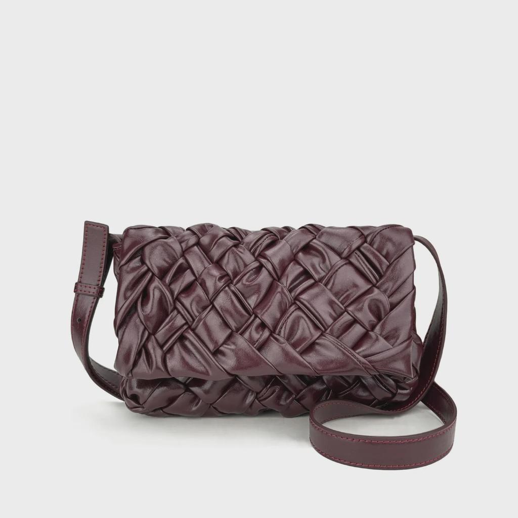 Модный тренд 2024 года: Сумка-шарф BV Wax Leather Crossbody с плиссировкой ручной работы