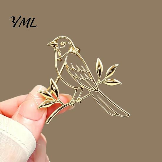 Vintage Style Brooch Golden Plated Hollow Bird Brooch, Standing on Branch Badge Lapel Pin, Hats Bags Scarves Clothes Decorative Accessory Women Pin