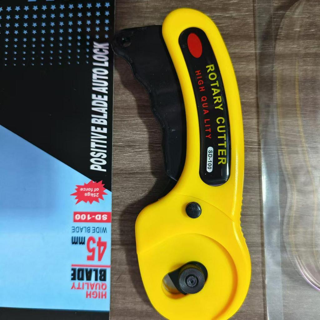 45-миллиметровый ротационный нож для резки ткани и кожи с ручкой