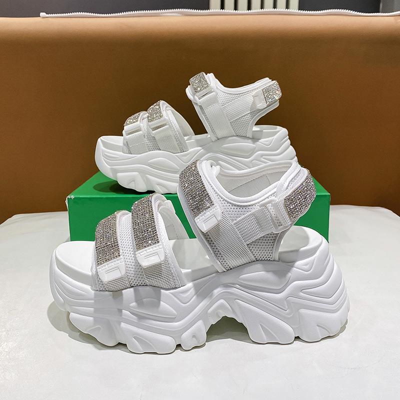 Модные женские сандалии-гладиаторы на толстой подошве, летние массивные блестящие кроссовки, модные шлепанцы на высокой платформе, танкетка 8 см, пляжные сандалии