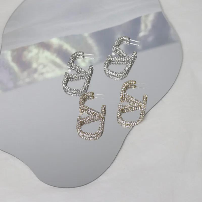 Роскошные серьги с бриллиантами в форме буквы V: Модный, стильный и милый индивидуальный дизайн