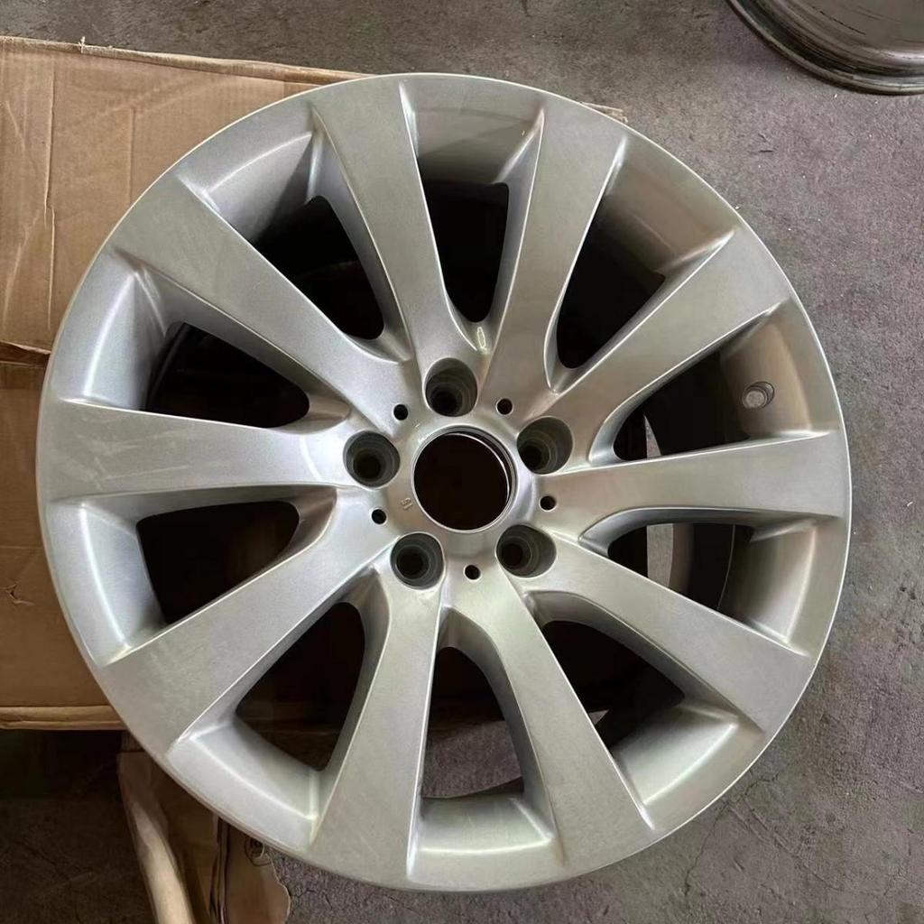 Совместимо с дисками BMW 5 серии 525li, 535, 520, 530 и 528; доступен с 17-, 18- и 19-дюймовыми легкосплавными дисками и шинами.