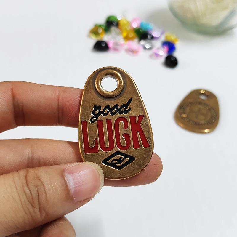 Подвеска-брелок Lucky Brass: Декоративный аксессуар в виде медной сумки-молнии «Удача».