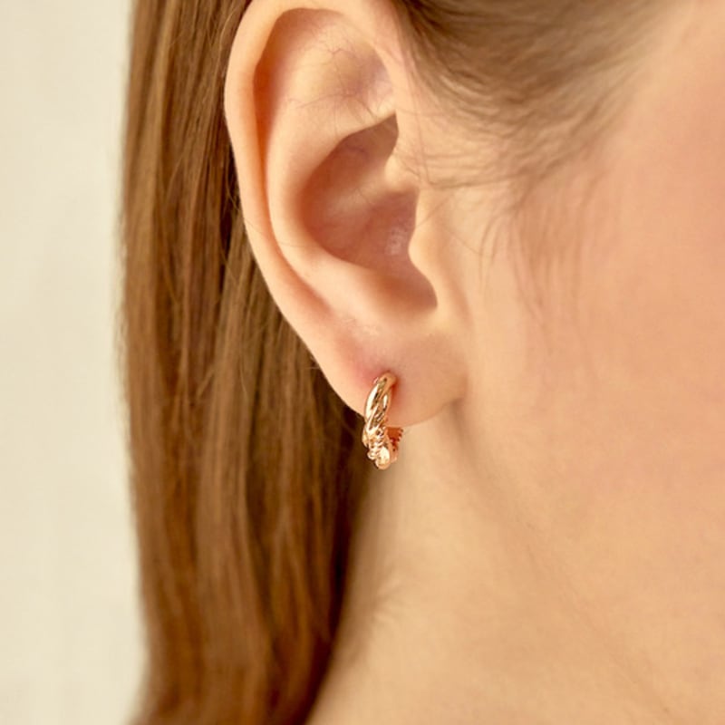 Серьги-гвоздики с изогнутой застежкой-щелчком 14K GF от ELLE Jewelry ELGPEE403