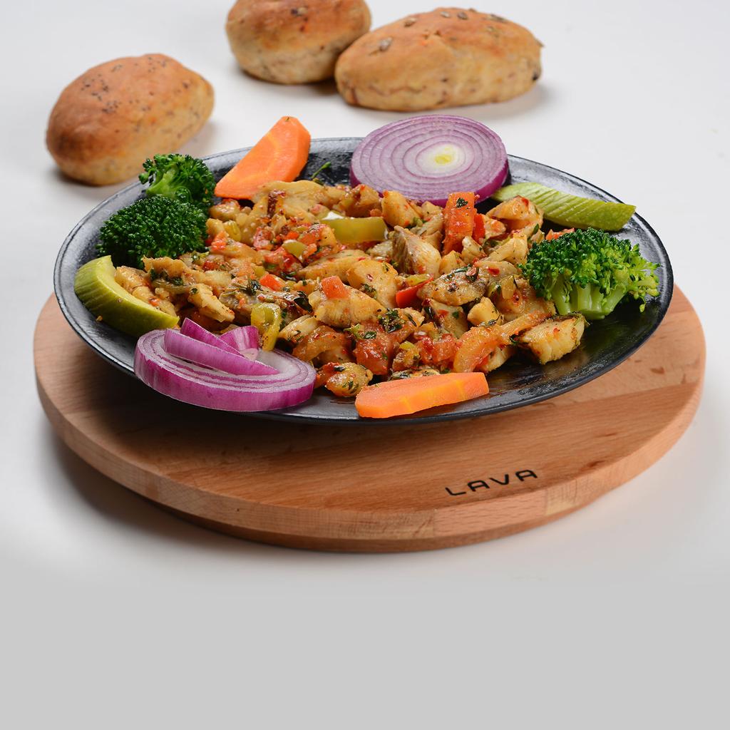 Lava Чугунные круглые сервировочные тарелки и миски. С деревянным диском диаметром. Ø 21см.