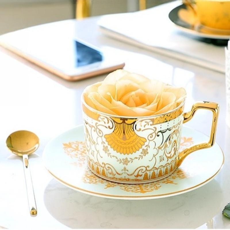 Кофейные чашки и блюдца из тонкого костяного фарфора, 270 мл, красиво глазурованные, с золотой отделкой, чайная чашка с ручкой, керамические кофейные чашки с золотой ложкой