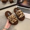 Пушистые туфли с леопардовым принтом женские новые осенне-зимние для улицы на толстой подошве теплые плюшевые хлопковые тапочки для дома