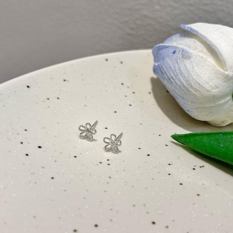 Серьги с полым маленьким цветком Маленькие серьги для женщин Милые игривые студенческие свежие серьги Лето