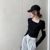 Женский весенний черный облегающий топ с длинными рукавами и застежкой на ключицу