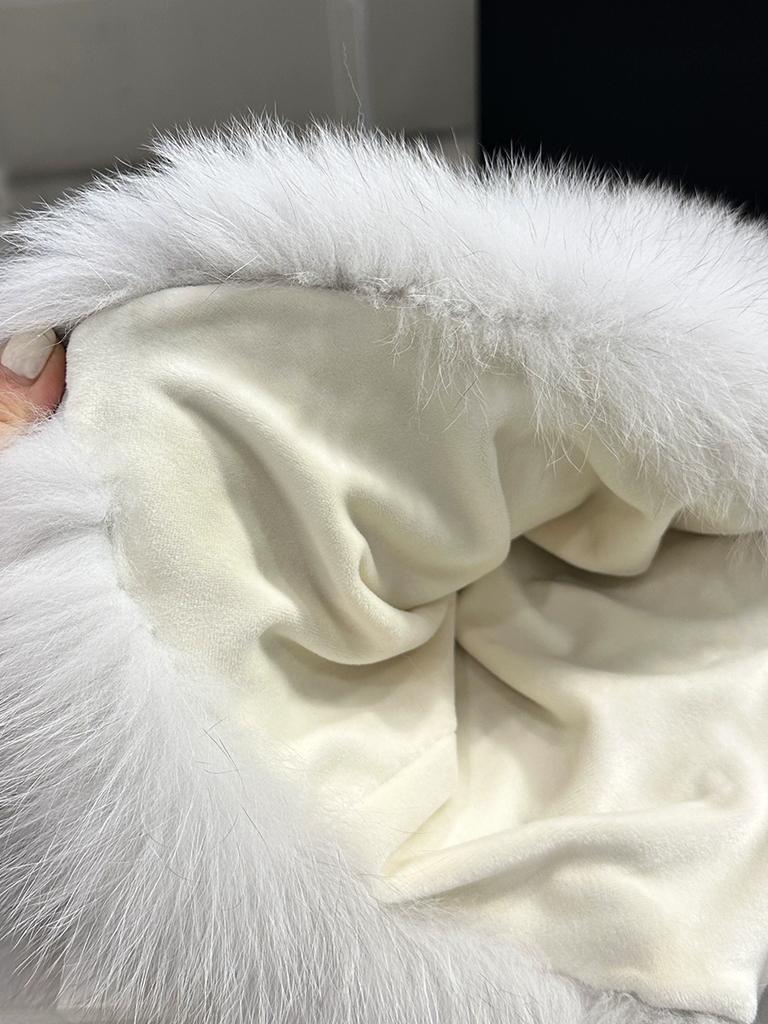 Теплая и мягкая вязаная шапка с натуральным лисьим мехом, защитой для ушей и шариком с помпоном.