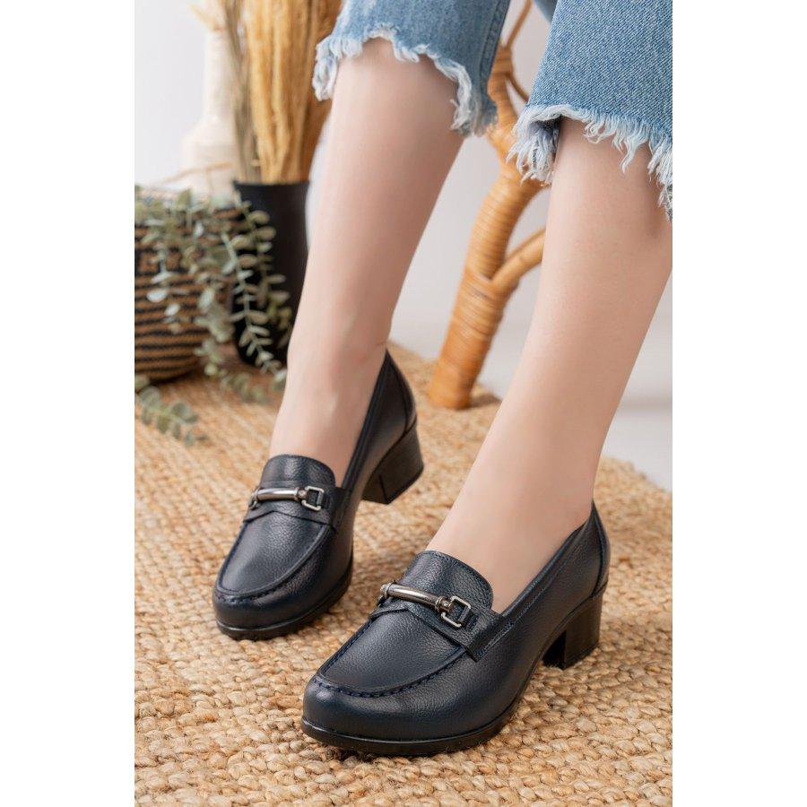 Женские повседневные туфли из натуральной кожи на низком каблуке. Лоферы на каблуке.