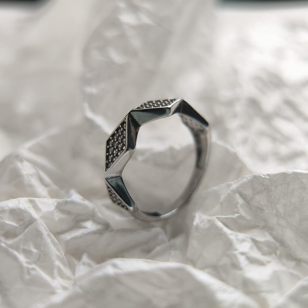 Серебряное кольцо с фианитами, вес изделия 1,91 гр (2209423)