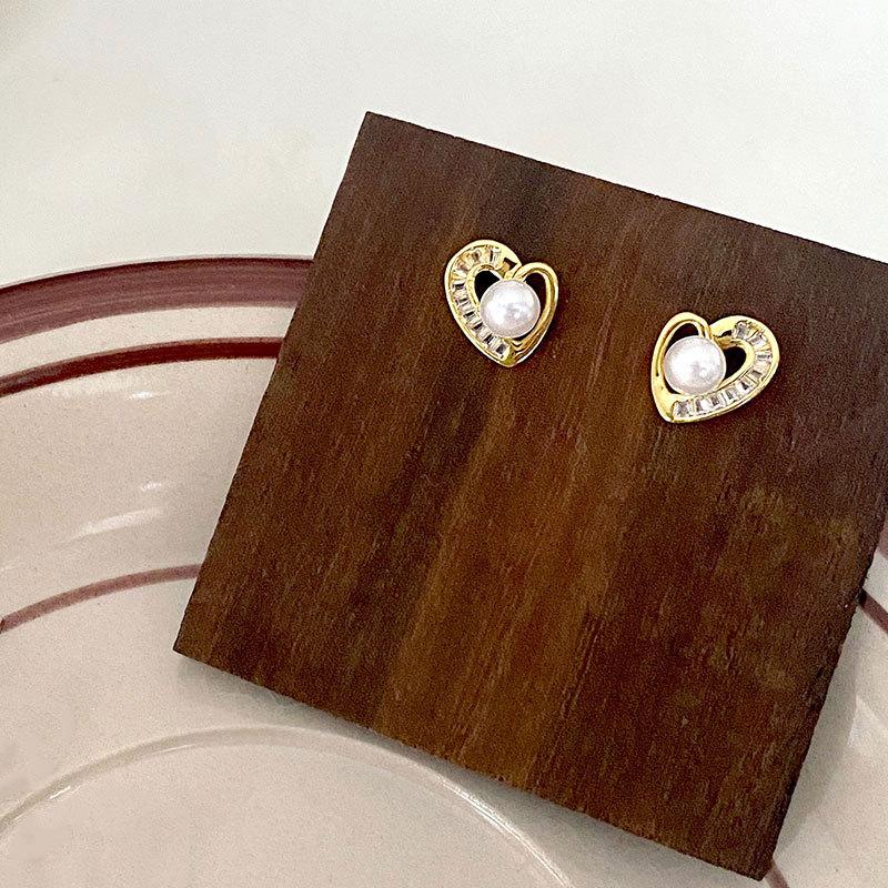 Серьги Pearl Love французские ретро легкие роскошные маленькие в форме сердца для поездок на работу
