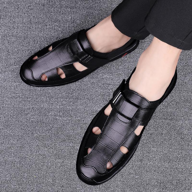 Мода 2024 года, летние полые кожаные туфли, мужская новая поставка, повседневные сандалии, дышащие прогулочные туфли с отверстиями, сандалии, мужские пляжные роскошные сандалии