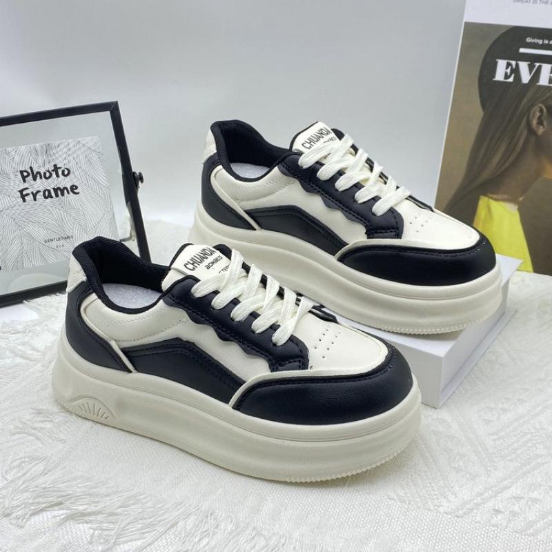 Популярные маленькие белые туфли женские 2025 весна новые на толстой подошве одинарные туфли универсальные спортивные и повседневные маленькие туфли на платформе, увеличивающие рост