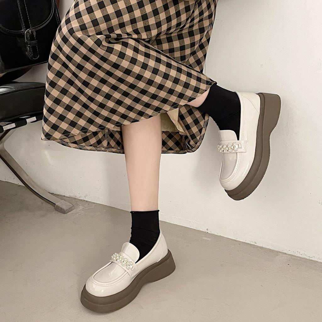 Ретро платформа маленькие кожаные туфли женские 2025 весна и осень новые британский стиль универсальные французские туфли-лоферы с жемчугом