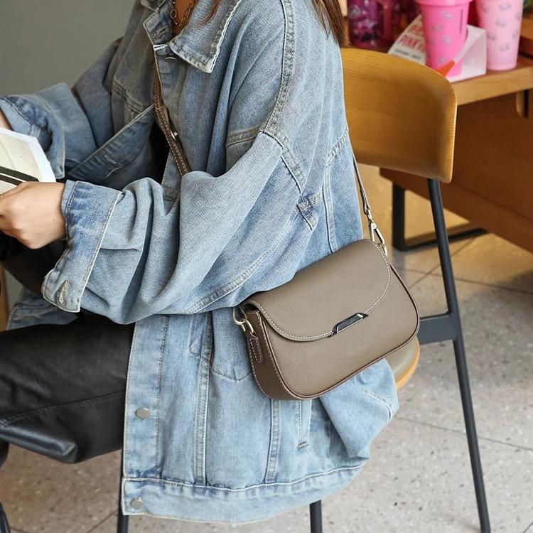 Женская сумка-мессенджер из натуральной кожи 2024 года: Стильная маленькая сумка через плечо из коровьей кожи с широким ремнем