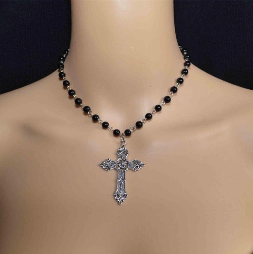 Ожерелье «Готический крест» — уникальный дизайн ювелирных изделий