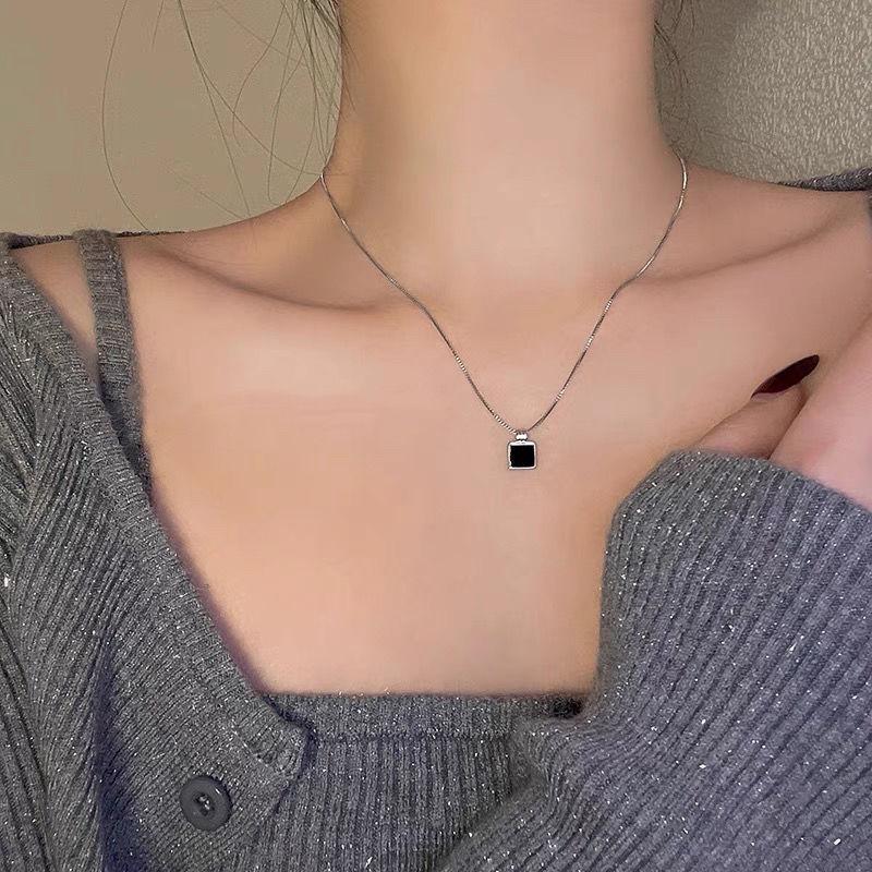Square Pendant Necklace Fashionable and Stylish Necklace, Collar, Women's Charm, Transparent Pendant Necklace, Party Jewelry Gift