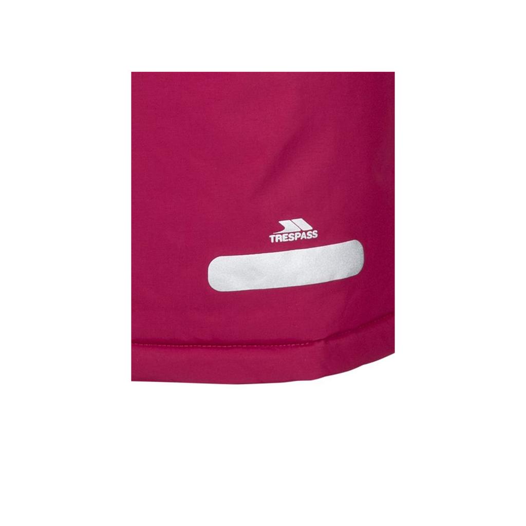 Девочки наблюдают за водонепроницаемой курткой TP50