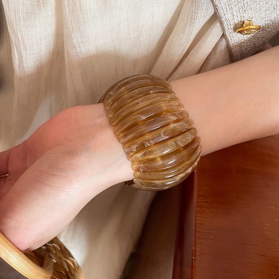 Радужный акриловый полукруглый эластичный браслет - Свежие и милые женские украшения высокого класса 2025.