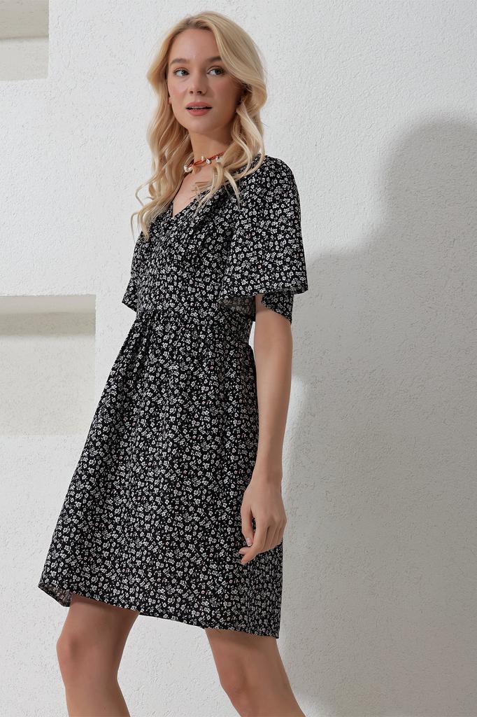 Женское платье, новый сезон, модное черное тканое платье с v-образным вырезом и короткими рукавами, юбка с цветочным узором и воланами