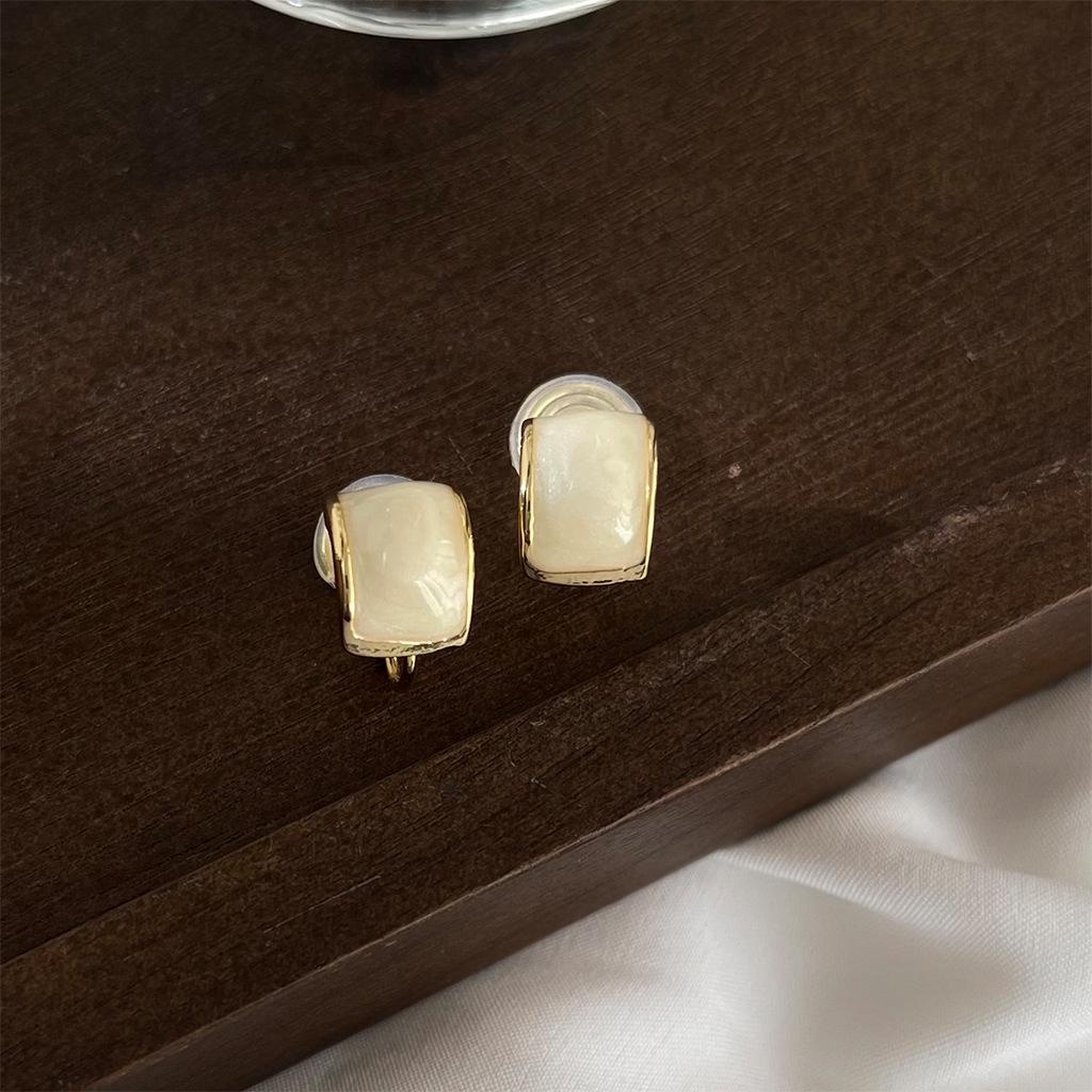 Французские ретро-клипсы для ушей Camellia: Модные серьги без проколов, высококачественный дизайн, идеально подходят для поездок на работу.