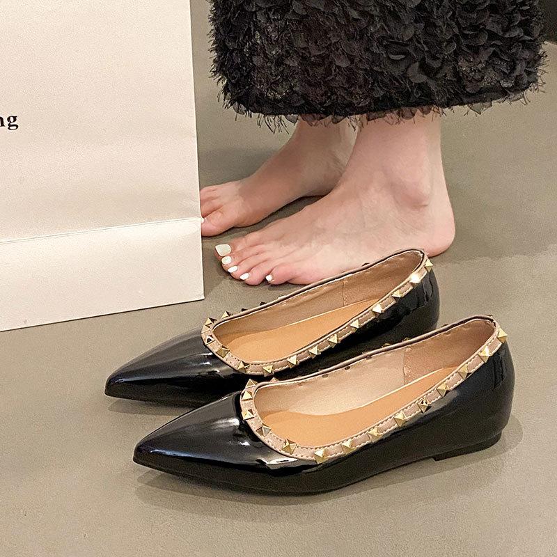 Версия из мягкой кожи~ Французский внутренний каблук, увеличивающий рост, темпераментные туфли-лодочки с острым носком, женские 2025 новая летняя обувь на плоской подошве с заклепками, на мягкой подошве