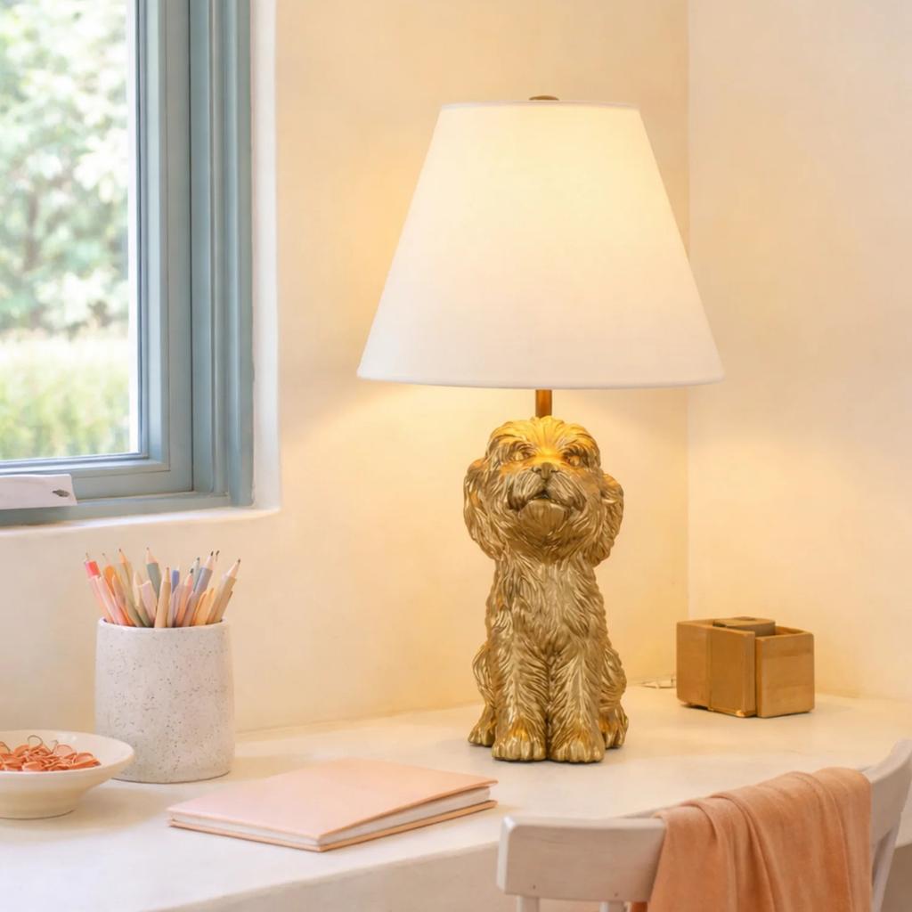 Серия Декор для дома: Настольная лампа в форме собаки с лакированным золотом абажуром и коническим льняным абажуром