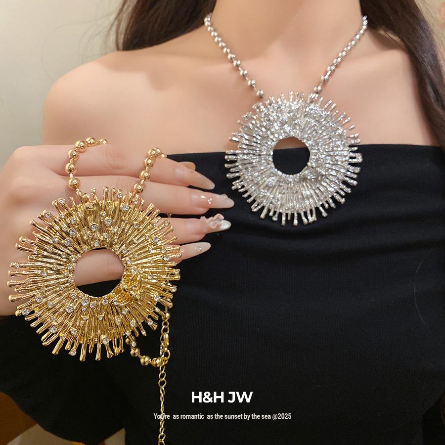 Crystal Round Pendant Necklace Retro Elegant Clavicle Neck Jewelry