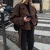 Коричневый двубортный укороченный шерстяной блейзер с лацканами с вырезом и передними карманами