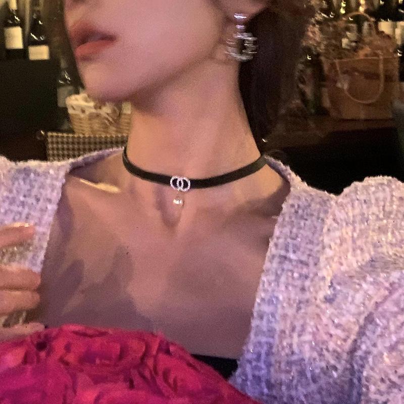 Осенне-зимняя атмосфера Жемчужное колье-чокер Ожерелье-воротник Легкое роскошное нишевое дизайнерское чувство Высокий темперамент Ключичная цепочка