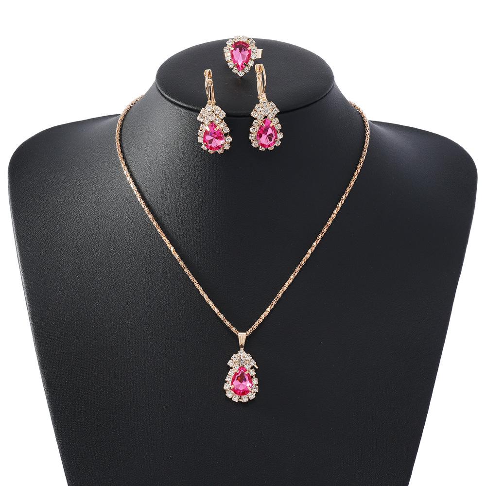 Европейский и американский набор украшений в форме сердца - ожерелье, серьги и кольцо с бриллиантовой подвеской.