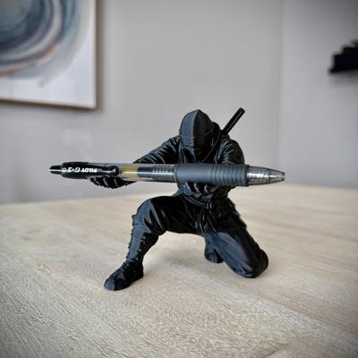 Подставка для ручек Игрушки Аниме Фигурка Стойка для ручек Забавные стеллажи Аксессуары для стола Организатор стола Канцелярские принадлежности для студентов