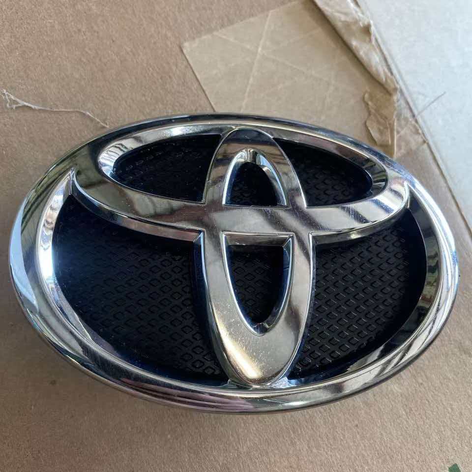 For Toyota NGX50TOYOTA YARIS OEM FRONT EMBLEMS 75301-52080 FITS YARIS SEDAN 2007-2014