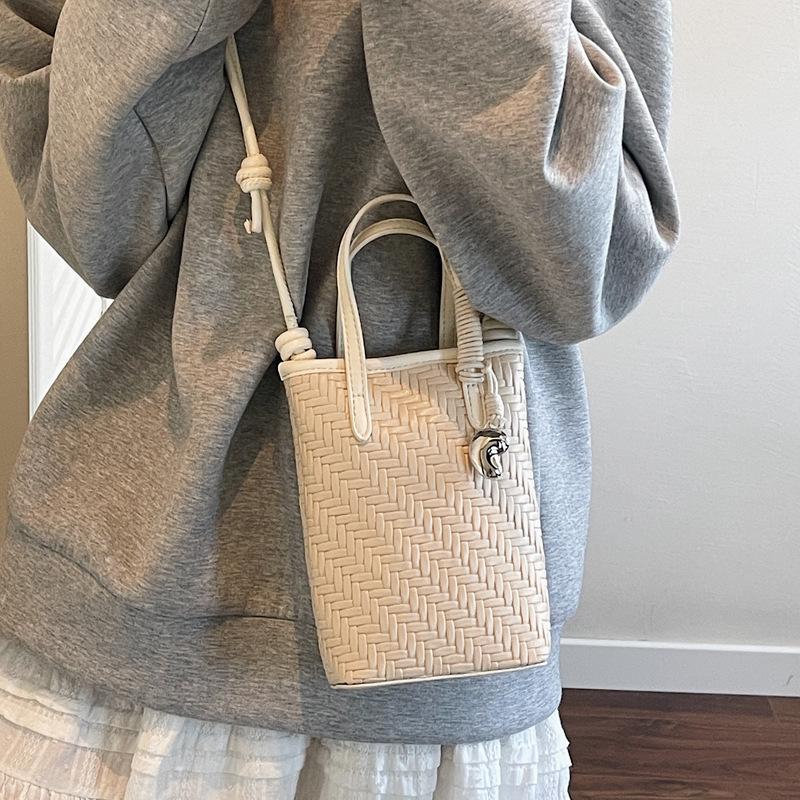 Korean Niche Texture Fashionable Portable Commuter Bag Women's 2025 Summer New Foreign Style Woven Messenger Mobile Phone Bag