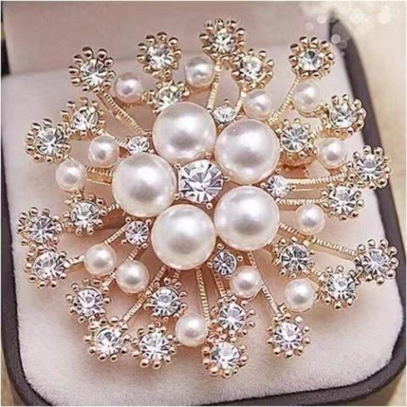 Brooch High-End Sense Niche High-End Women'S Silk Scarf Buckle Alloy Corsage Small Fragrant Wind Pearl Rhinestone High-End