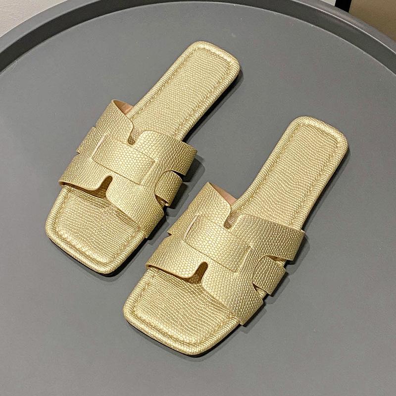 Ношение плетеной модной пляжной обуви на плоской подошве и сандалий для верхней одежды