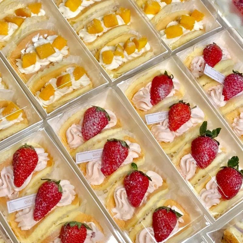 50 шт. Прочные крафт-коробки для выпечки с прозрачными крышками для сэндвичей, выпечки и десертов. Удобны для еды на вынос.