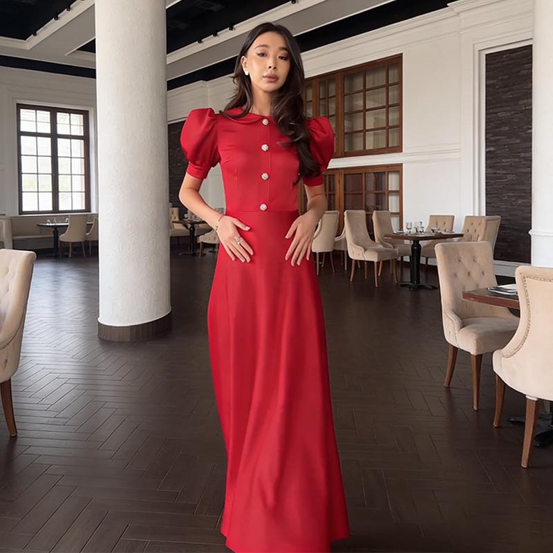 Европейская и американская женская мода: Однотонное облегающее платье с круглым вырезом, коротким рукавом и пуговицами (Стиль 2026)