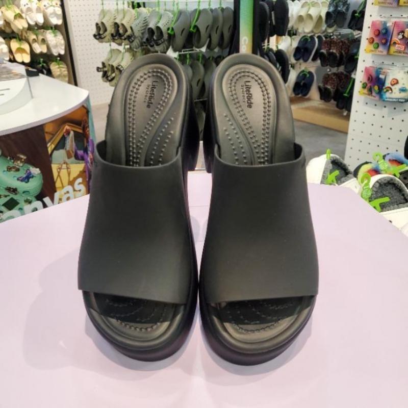 Crocs Бруклинские слайды на каблуке Черные 209408 060